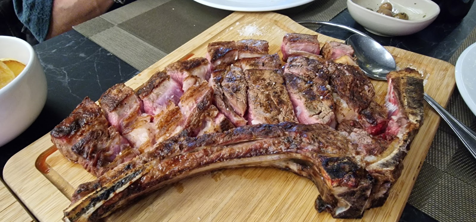 A sala e a brasa da Porfia dos Leitões em Chaves